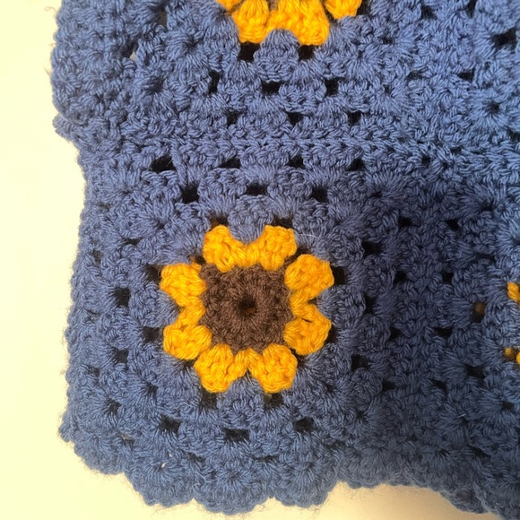 Crochet granny square crop top - Picture 3 of 9